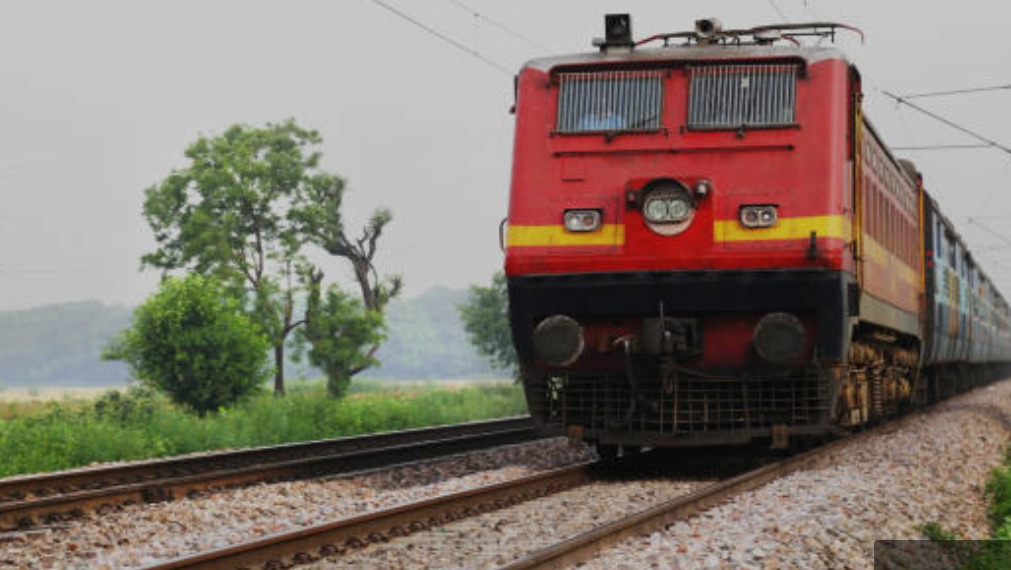 Bareilly: त्योहारों पर बड़ी राहत: रेलवे चलाएगा स्पेशल ट्रेनें, यात्रियों को मिलेगा आरामदायक सफर