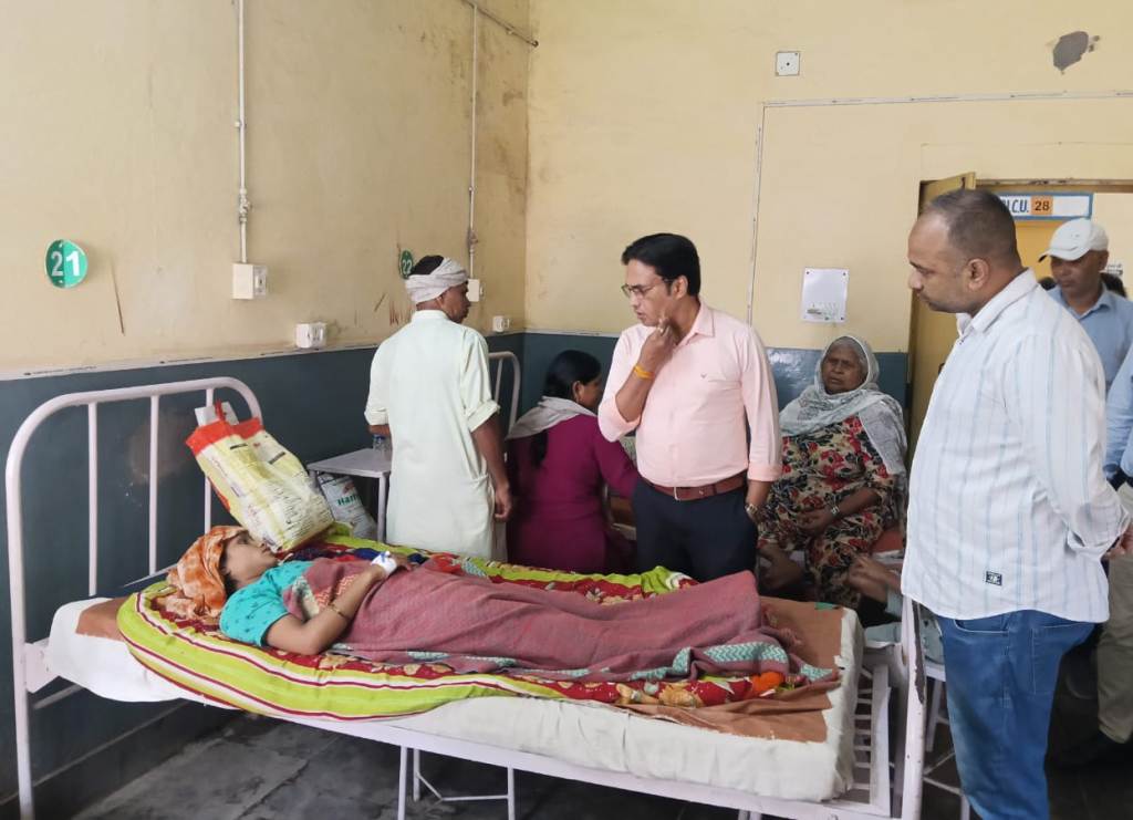 Bareilly News :  डिप्टी सीएमओ ने सीएचसी का निरीक्षण कर जानी मलेरिया प्रभावित सिंधौली गांव की स्थिति, गांव में गंदगी देख भड़के 