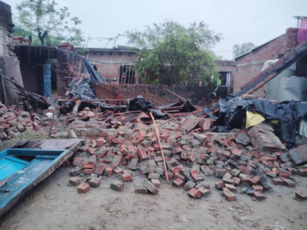 Bareilly News :  कुदरत का कहर जारी : बरसात में गिरी खपरैल के मलबे में दबकर हजारों का घरेलू सामान हुआ नष्ट 