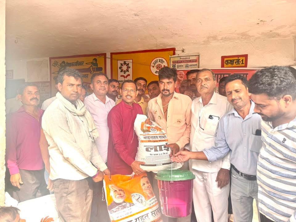 Badaun: बाढ़ प्रभावित क्षेत्रों में बांटी राहत सामग्री, विधायकने लिया व्यवस्थाओं का जायजा