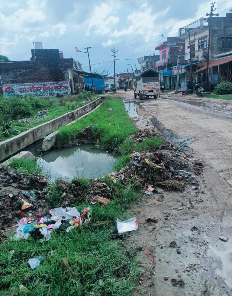 Bareilly News :  एसडीएम साहव - जुलूसे-मोहम्मदी रास्ते पर टूटी पुलिया, जलभराव और गंदगी का लगा है अंबार, 