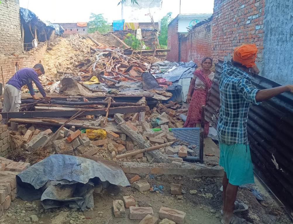 Bareilly News : बेबा महिला पर  दोहरी मार : पहले बिजली कनैक्शन कटा, अब धराशाई हो गया जर्जर खपरैल का आशियाना 