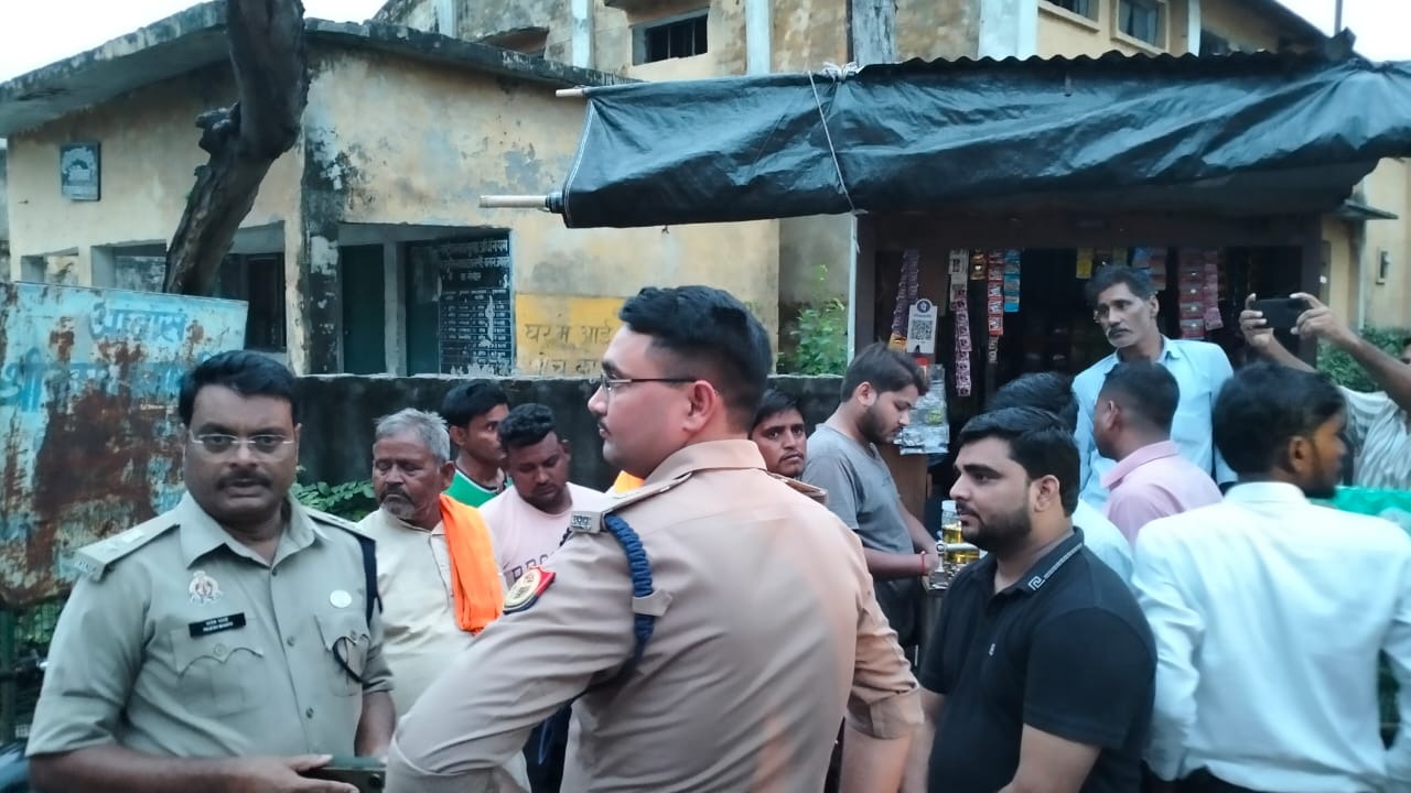 Kasganj: रुपयों लेन-देन को लेकर युवक की चाकू से गोदकर हत्या, साथी घायल, गुस्साए लोगों ने रोड जाम कर किया जमकर हंगामा 