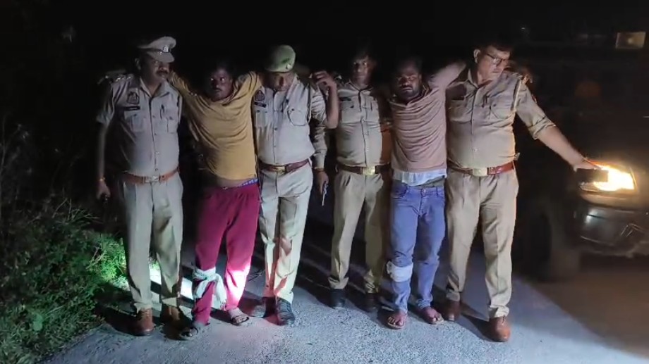 KASGANJ NEWS -राजकुमार के हत्यारे शुल्ला और असलम की पुलिस से मुठभेड़, दोनों के पैर में लगी गोली