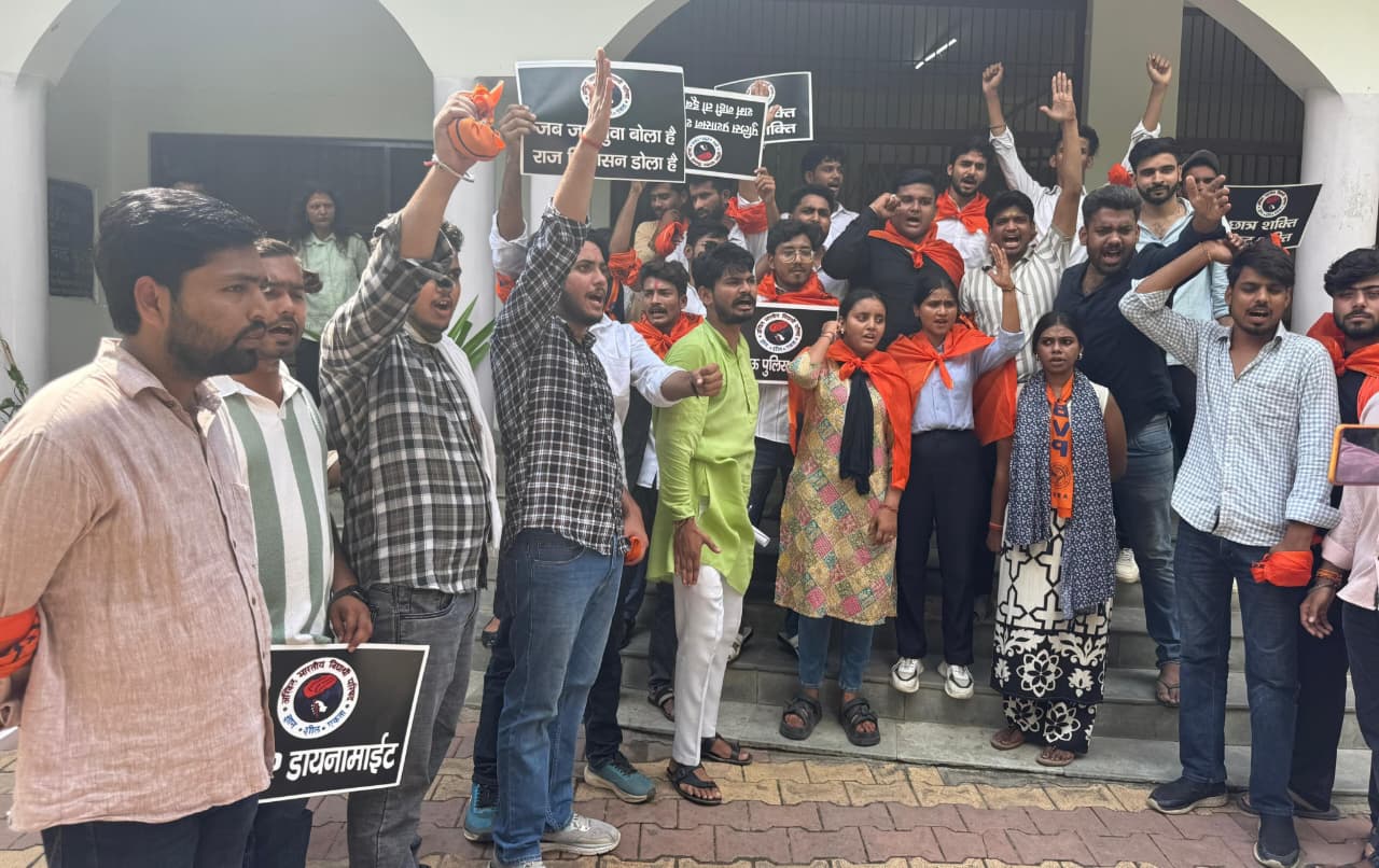 Mathura: बाराबंकी में विद्यार्थी परिषद पर लाठीचार्ज के विरोध में कार्यकर्ताओं ने किया प्रदर्शन,  डीएम को ज्ञापन सौंपा 