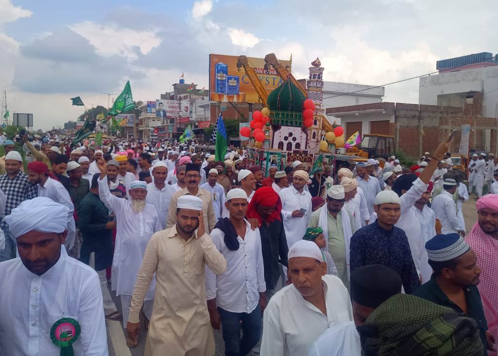 Bareilly : जुलूस ए मोहम्मदी में उमड़ा जनसैलाब, सरकार की आमद मरहबा के गूंजे नारे