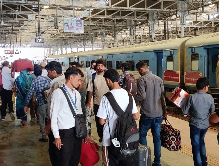 Mathura: किलाबंदी कर ट्रेनों में चलाया चेकिंग अभियान, 797 यात्री पकड़े गए, 4.20 लाख रुपये जुर्माना वसूला