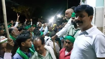 Kasganj: दबिश देने गई पुलिस टीम से भिड़े किसान कार्यकर्ता, धक्का-मुक्की