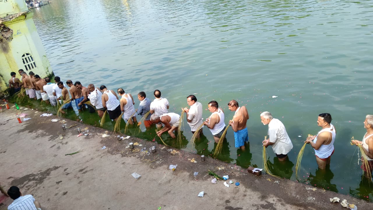  Kasganj news गंगा घाट पर पितरों को तर्पण करने को जुटे श्रद्धालु, पिंडदान, जलदान कर साधु, संतों को खिलाया भोज, दी दान दक्षिणा 