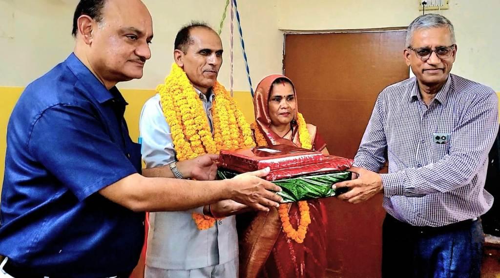 Bareilly News : 31 वर्ष की सेवा के बाद  लिपिक भानु प्रताप सिंह यादव को नम आँखों से  दी गई भावभीनी विदाई