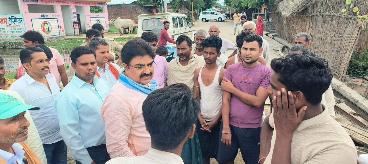 बदायूं में बाढ़ का कहर, नानाखेड़ा समेत कई गांवों में घुसा पानी, लोग सुरक्षित स्थानों पर ले जा रहे सामान