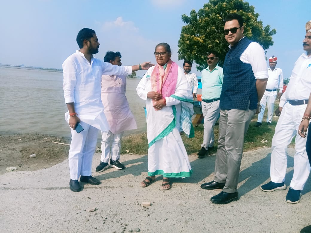 प्रभारी मंत्री गुलाब देवी का बाढ़ क्षेत्र में दौरा, पीड़ितों को कराया भोजन, दिया हरसंभव मदद का भरोसा |