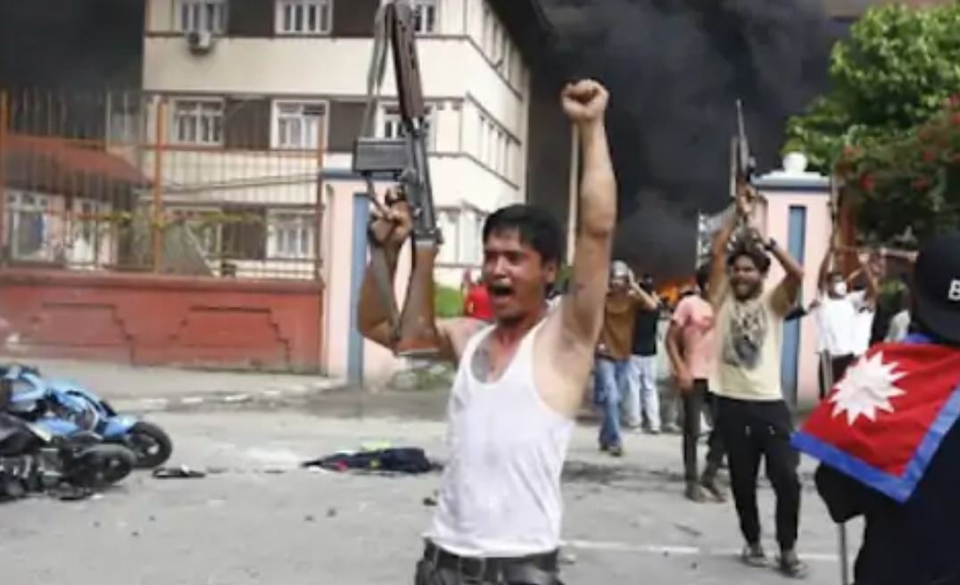 Pilibhit News: हिंसा के बीच नेपाल जेल से भागे दो भारतीय बंदी, परिजनों को सौंपे गए