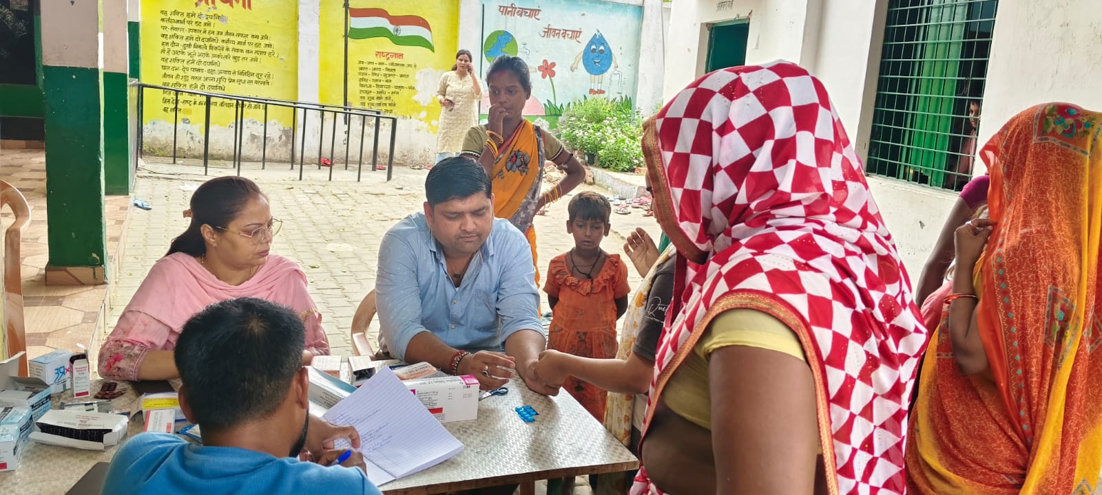 Shahjahanpur News: दनियापुर प्राथमिक विद्यालय में स्वास्थ्य शिविर लगा, 105 मरीजों का हुआ परीक्षण