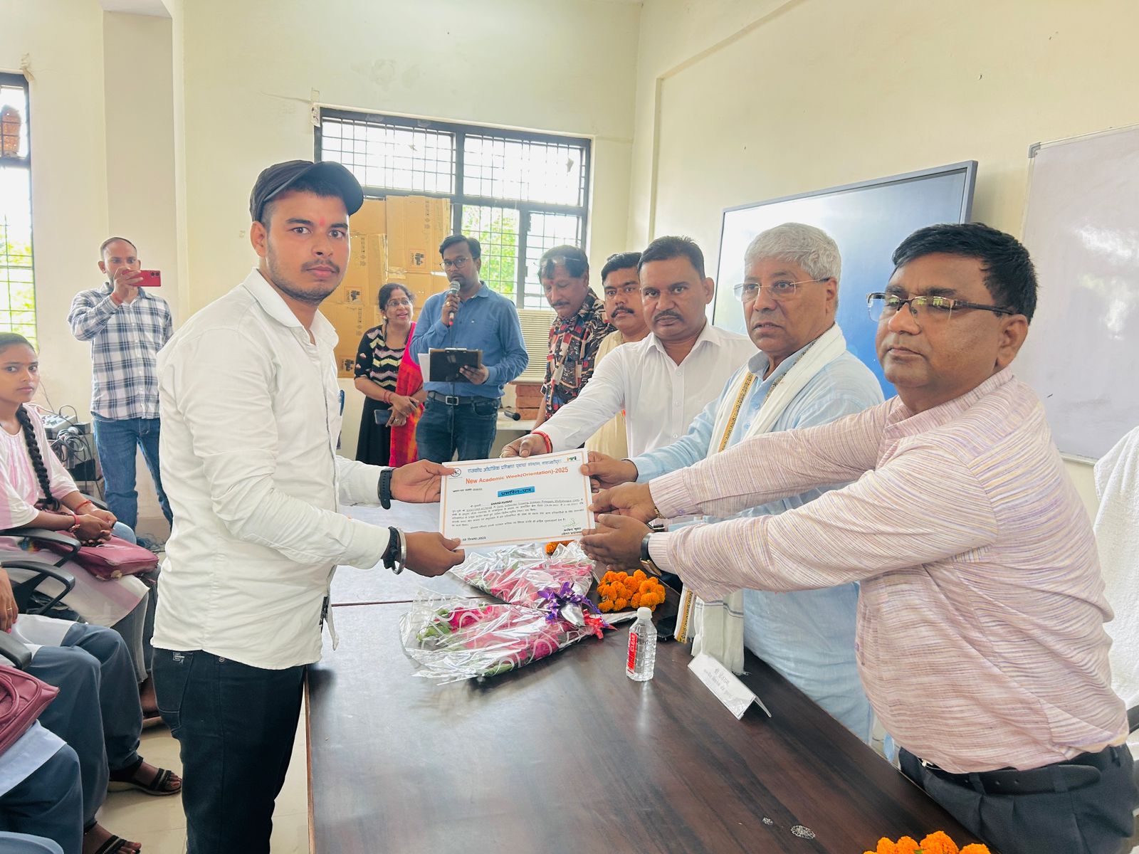 Shahjahanpur-News: युवाओं को तकनीकी सशक्तिकरण की सौगात, पुवायां आईटीआई में 98 प्रशिक्षार्थियों को मिले टैबलेट