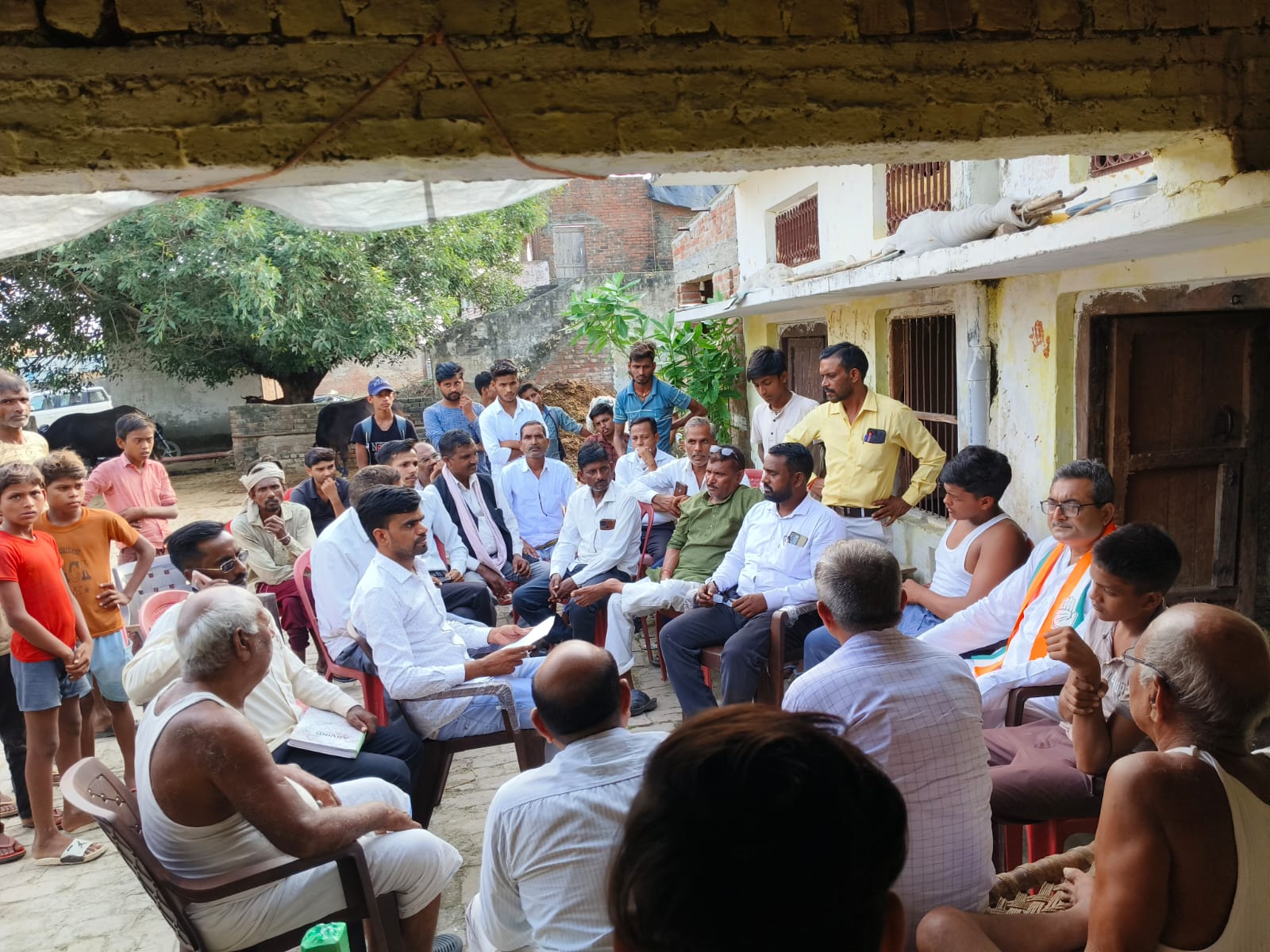 दातागंज में दबंगों द्वारा पीटे गए छात्रों से मिलने बेलाडांडी गाँव पहुँचे कांग्रेस जिलाध्यक्ष अजीत यादव 