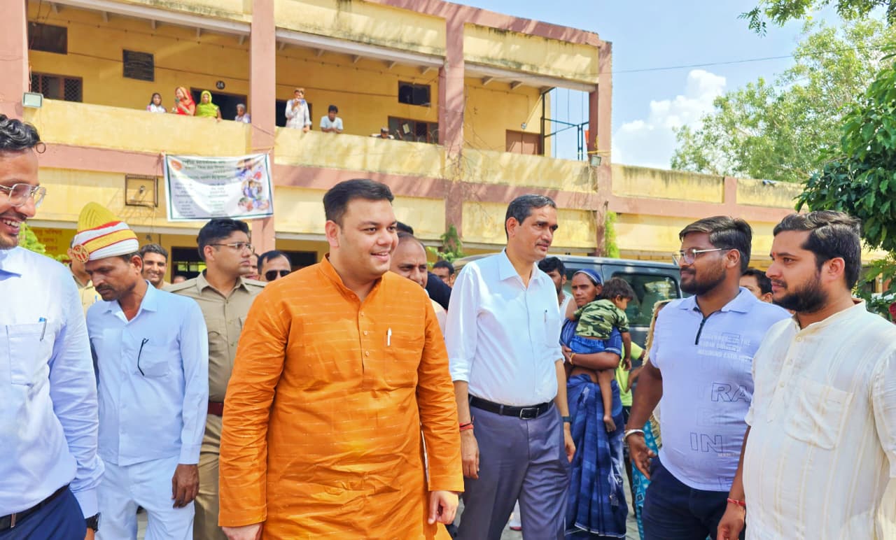 Mathura News:  मथुरा में बाढ़ प्रभावितों के बीच पहुंचे मंत्री संदीप सिंह, शरणालय स्थलों का किया निरीक्षण