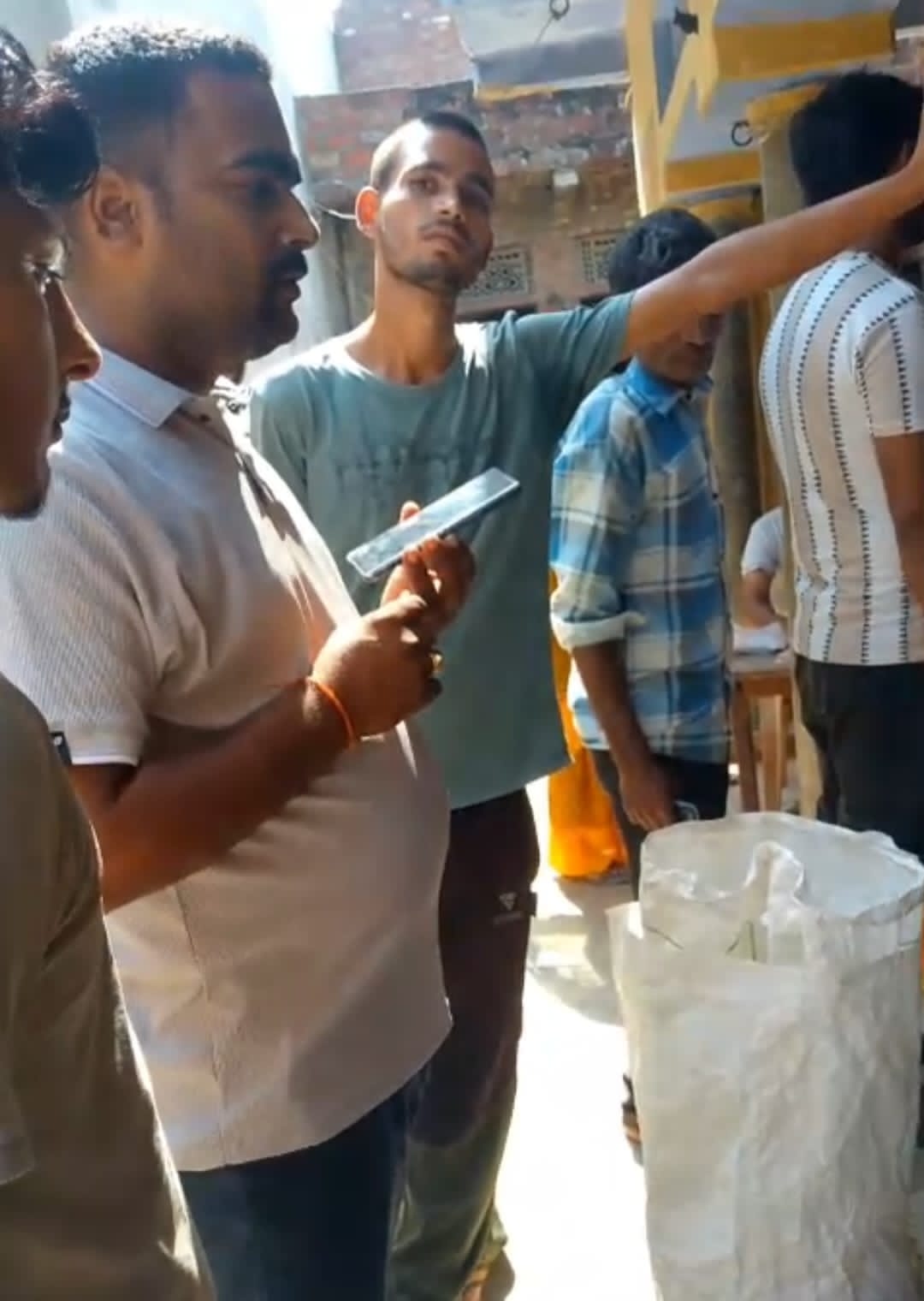 KASGANJ हर राशन कार्ड पर हो रही थी साढे तीन सौ ग्राम की घटतौली, भाजपा युवा मोर्चा के नेता ने खोला घटतौली का राज, अधिकारियों ने दिया सोमवार को दुकान चेक करने का आश्वासन 