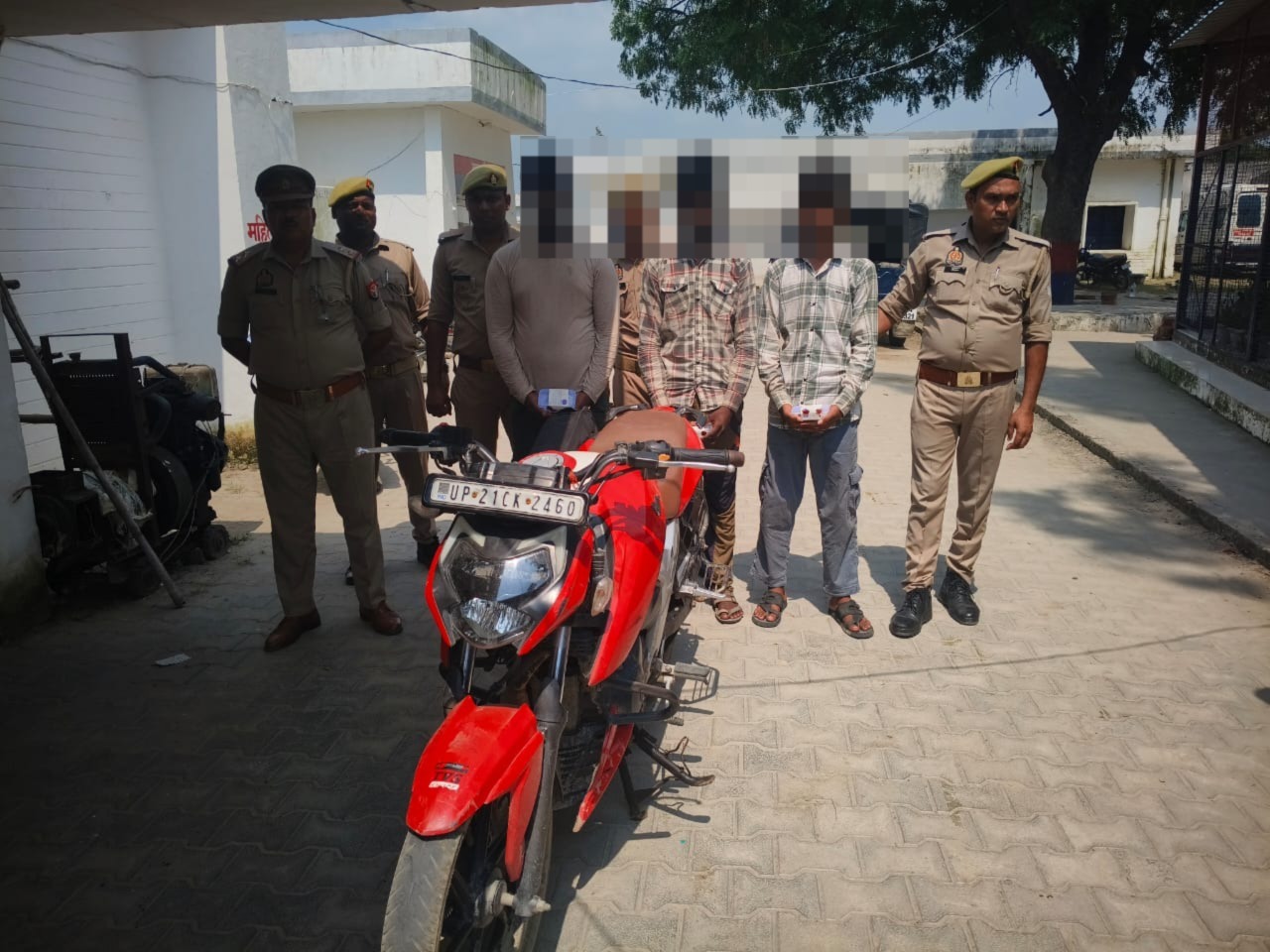 जरीफनगर पुलिस को बड़ी सफलता: चोरी की अपाचे बाइक और ₹55,000 नकद के साथ तीन आरोपी गिरफ्तार