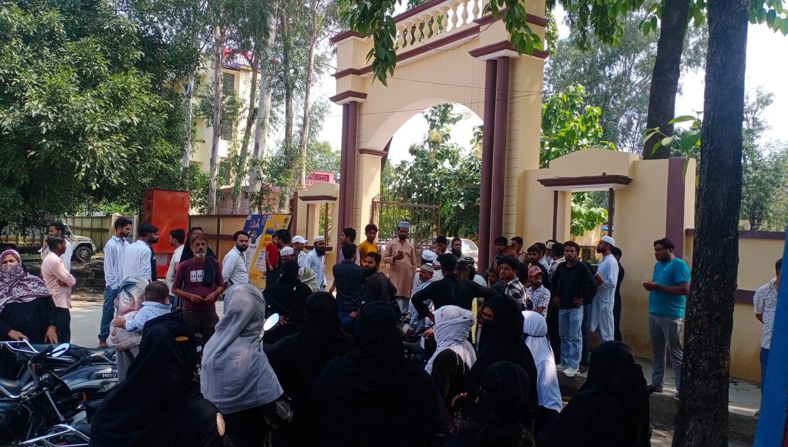 शोएब हत्याकांड: हत्यारोपियों की गिरफ्तारी न होने पर भड़के परिवार वाले, थाने का घेराव कर किया हंगामा