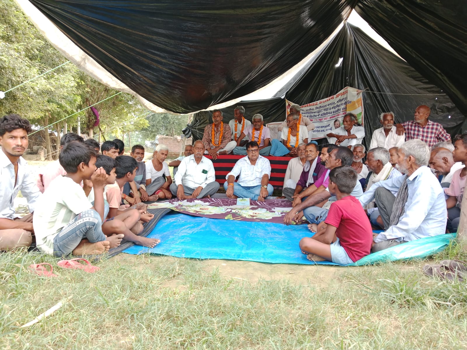 उझानी के दूषित पानी के खिलाफ ग्रामीणों और कांग्रेस का सत्याग्रह 87वें दिन भी जारी, प्रदूषण विभाग ने लिए जल नमूने