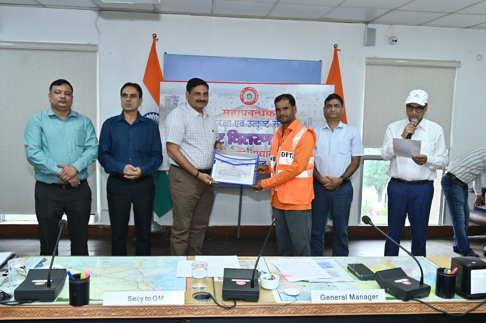 Agra News:  महाप्रबंधक ने 11 कर्मियों को किया सम्मानित, अमर सिंह और रजनीकान्त बने सर्वश्रेष्ठ कर्मचारी