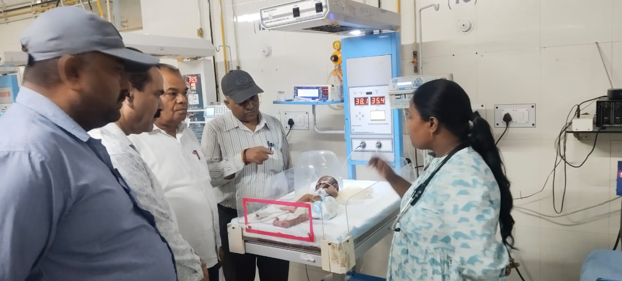 Shahjahanpur News:  मिट्टी में दबी मिली बच्ची की हालत नाजुक, न्यायपीठ ने अस्पताल पहुंचकर जाना हाल