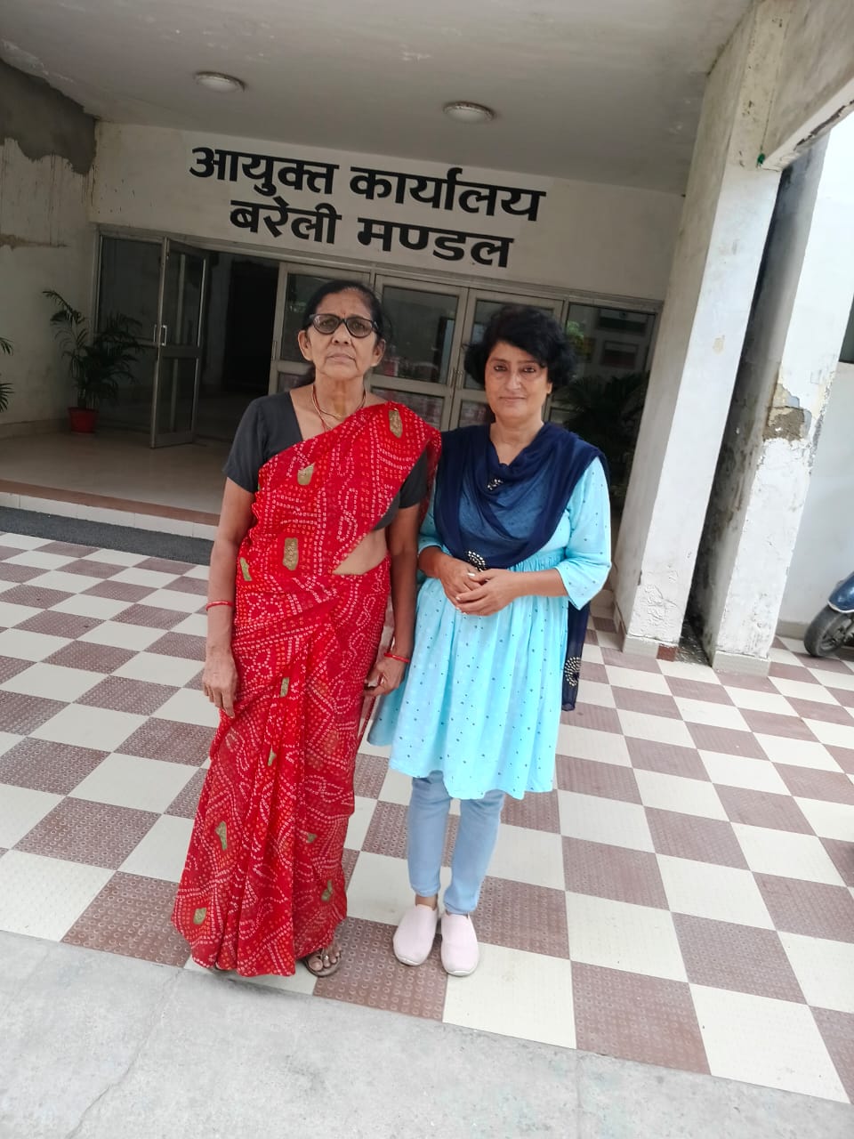 जुगाड.. पति जिंदा और पत्नी ले रही विधवा पेंशन 