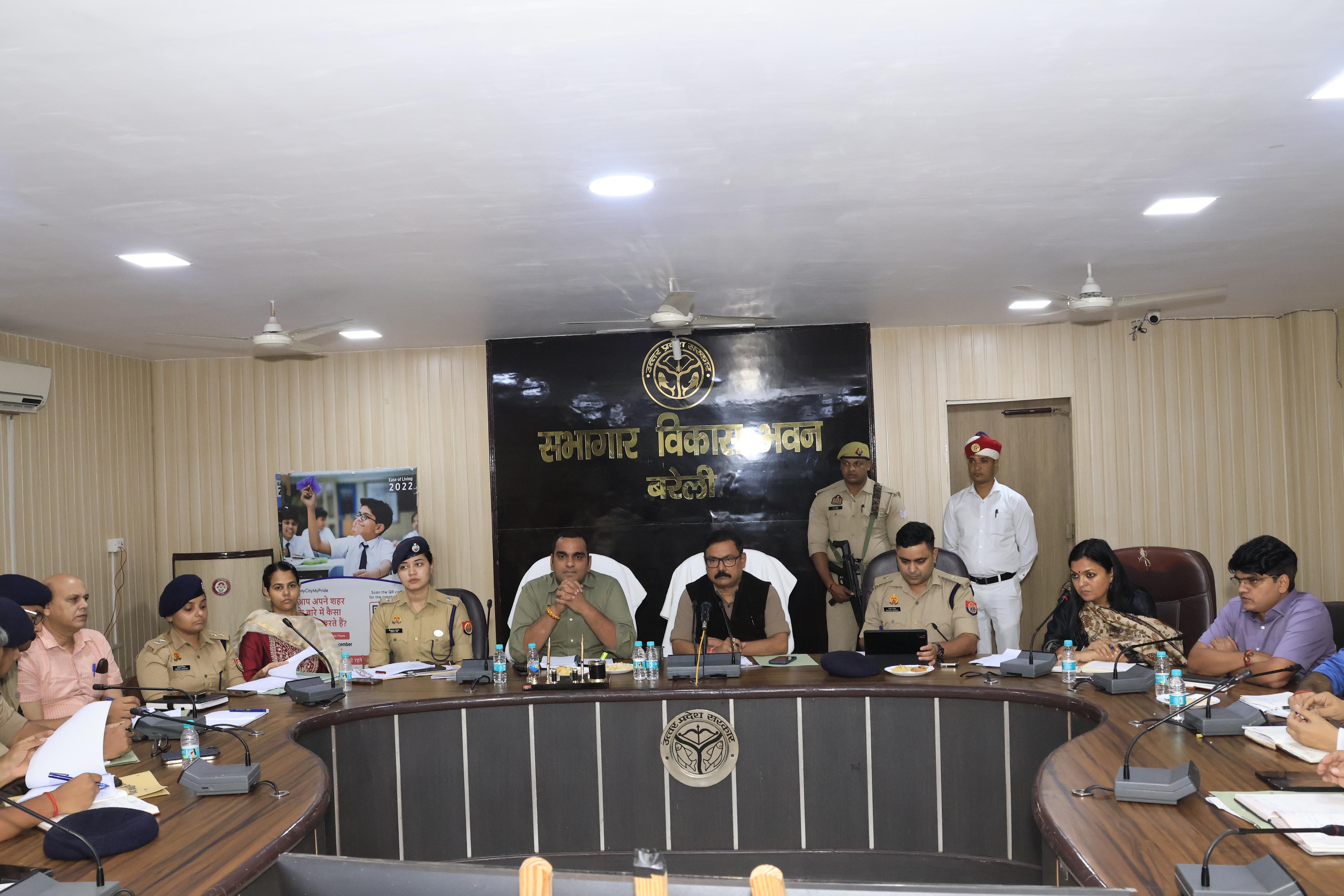 सोशल मीडिया पर गलत टिप्पणी और अफवाह फैलाने वालों पर करें कड़ी कार्रवाई: डीएम