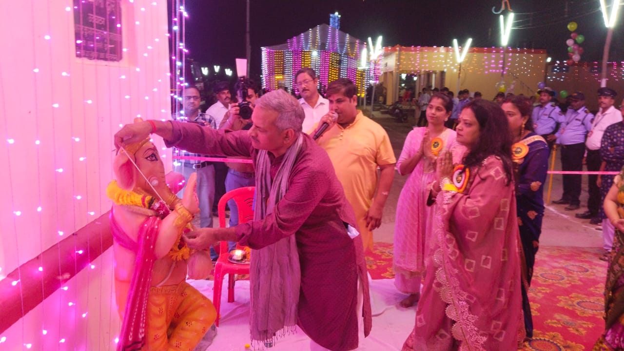 Shahjahanpur News: शाहजहांपुर में श्री गणेश पूजन के साथ फैक्ट्री स्टेट श्रीरामलीला आरंभ