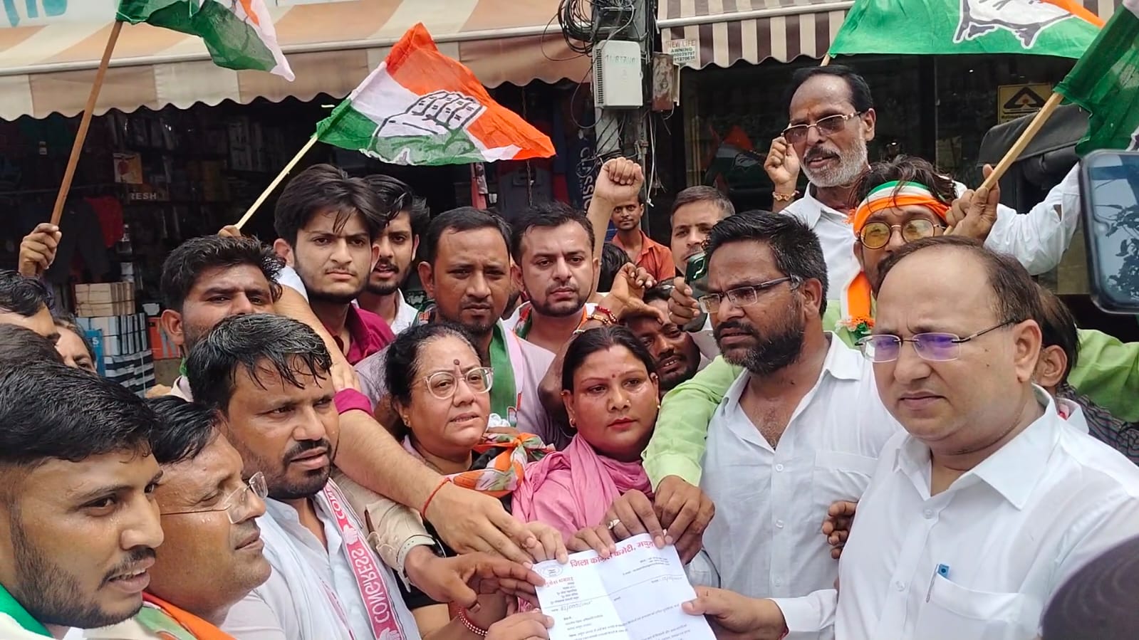 Mathura News: बाढ़ पीड़ित किसानों के लिए कांग्रेस का प्रदर्शन, सीएम को सौंपा ज्ञापन