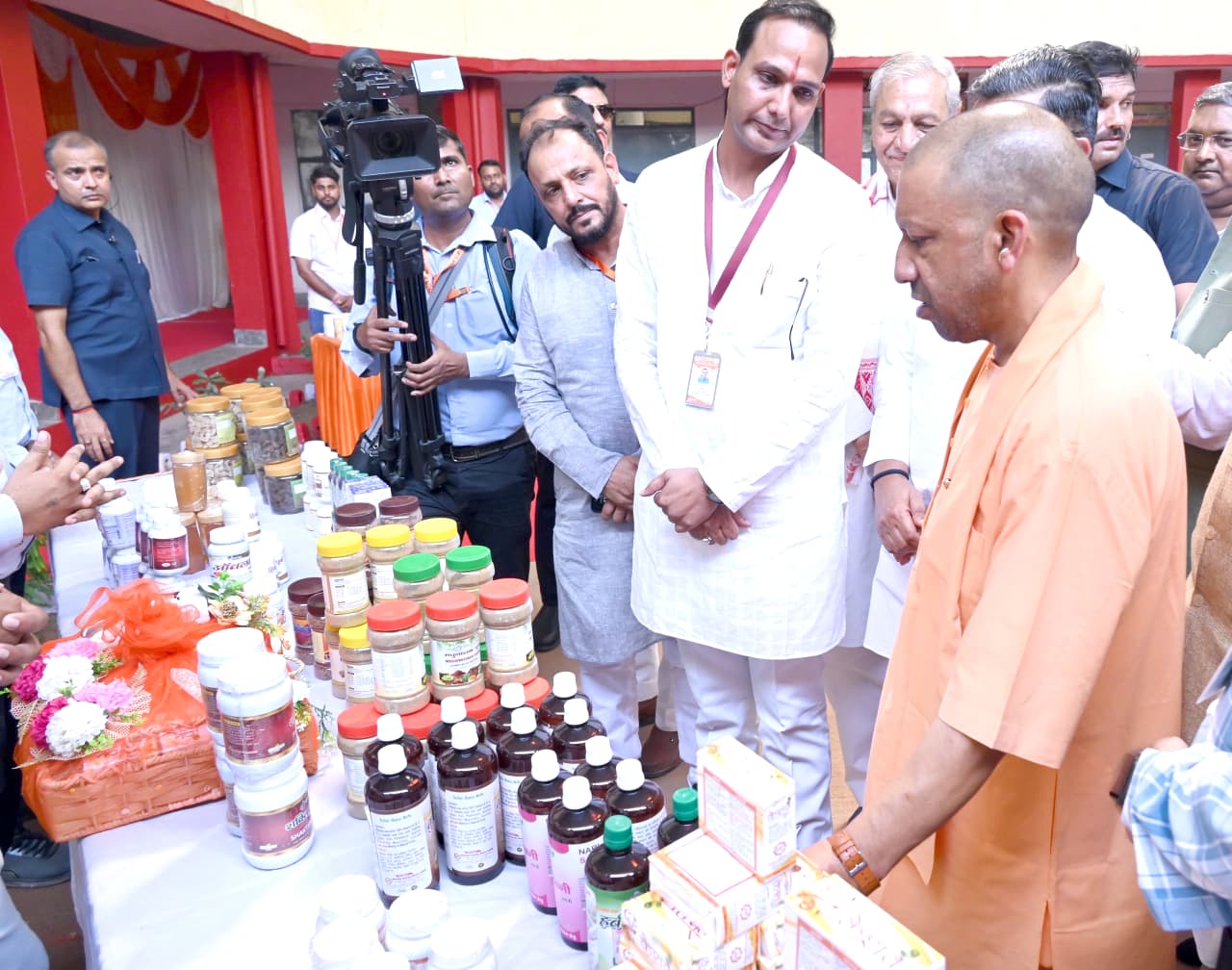 पं. दीनदयाल जी के मंत्र को अपनाने से भारत बना सशक्त देश: मुख्यमंत्री योगी