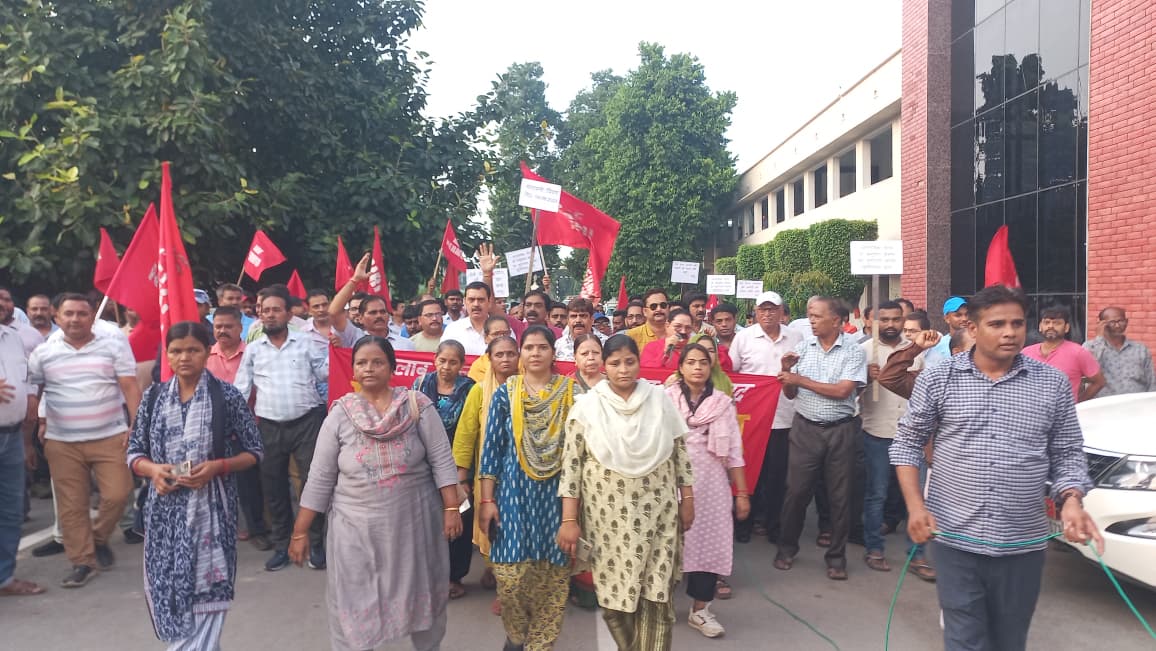 Bareilly News:   8वें वेतन आयोग की कमेटी गठन में देरी पर NERMU में आक्रोश, किया  विरोध प्रदर्शन