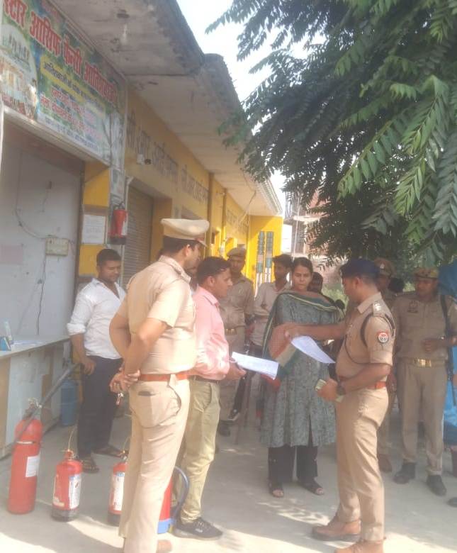 Bareilly News : ज्वाइंट मजिस्ट्रेट /एसडीएम और सीओ ने निरीक्षण दौरान बगैर लाइसेंस रिनुअल संचालित आतिशबाजी दुकान कराई बंद, दी चेतावनी 
