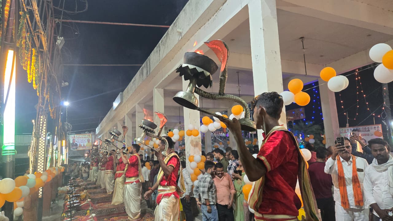 Badaun News:मां गंगा के चरणों में समर्पित भाव: कछला में ऐतिहासिक गंगा आरती सम्पन्न