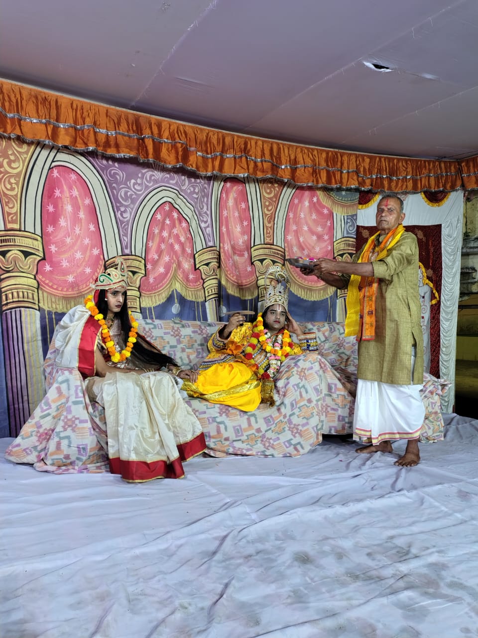 Mathura-News: औरंगाबाद रामलीला महोत्सव में नारद मोह लीला का मंचन, तालियों और जयघोष से गूंजा पंडाल