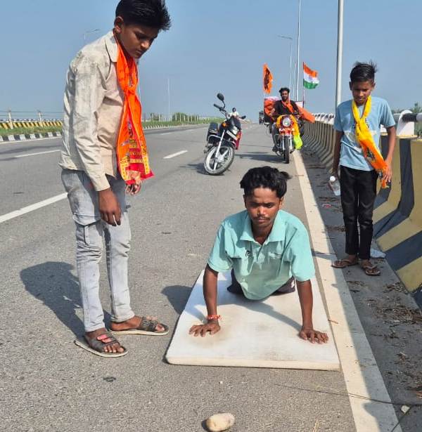 Bareilly News :  "आस्था के पथिक अर्जुन : अयोध्या से कामाख्या तक दंडवत यात्रा पर निकले युवा सन्यासी"