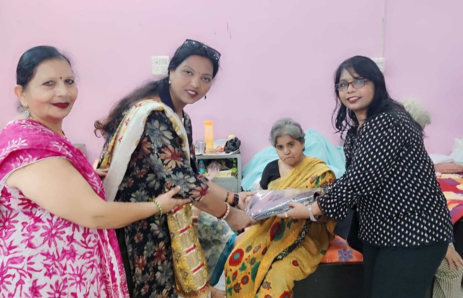 Bareilly News: इनर व्हील क्लब बरेली जुपिटर ने काशीराम वृद्ध आश्रम में बांटा जरूरी सामान, बुजुर्गों के साथ बिताया समय