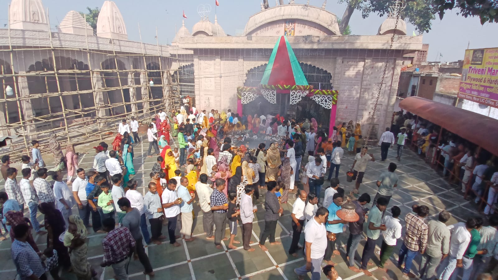 KASGANJ  NEWS  मां शैलपुत्री के पूजन के साथ नवरात्र पर्व का शुभारंभ, घरों और मंदिरों में पूंजी गई मां शैलपुत्री 