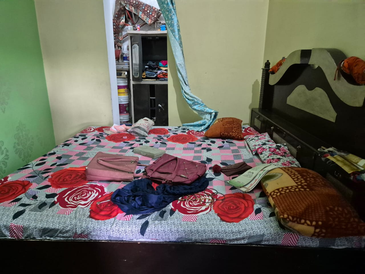 Bareilly News : मीरगंज के नंदगांव में बड़ी चोरी, लाखों के जेवरात पर चोरों ने किया हाथ साफ-पुलिस को खुली चुनौती