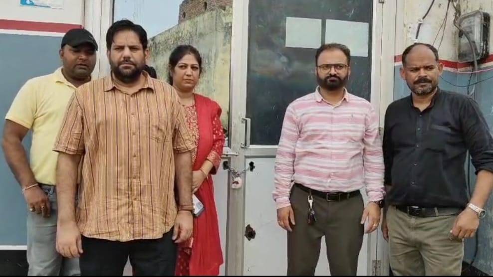 Kasganj news पटियाली के सावित्री अस्पताल में ऑपरेशन के बाद महिला की मौत, परिजनों ने किया हंगामा, अस्पताल सीज