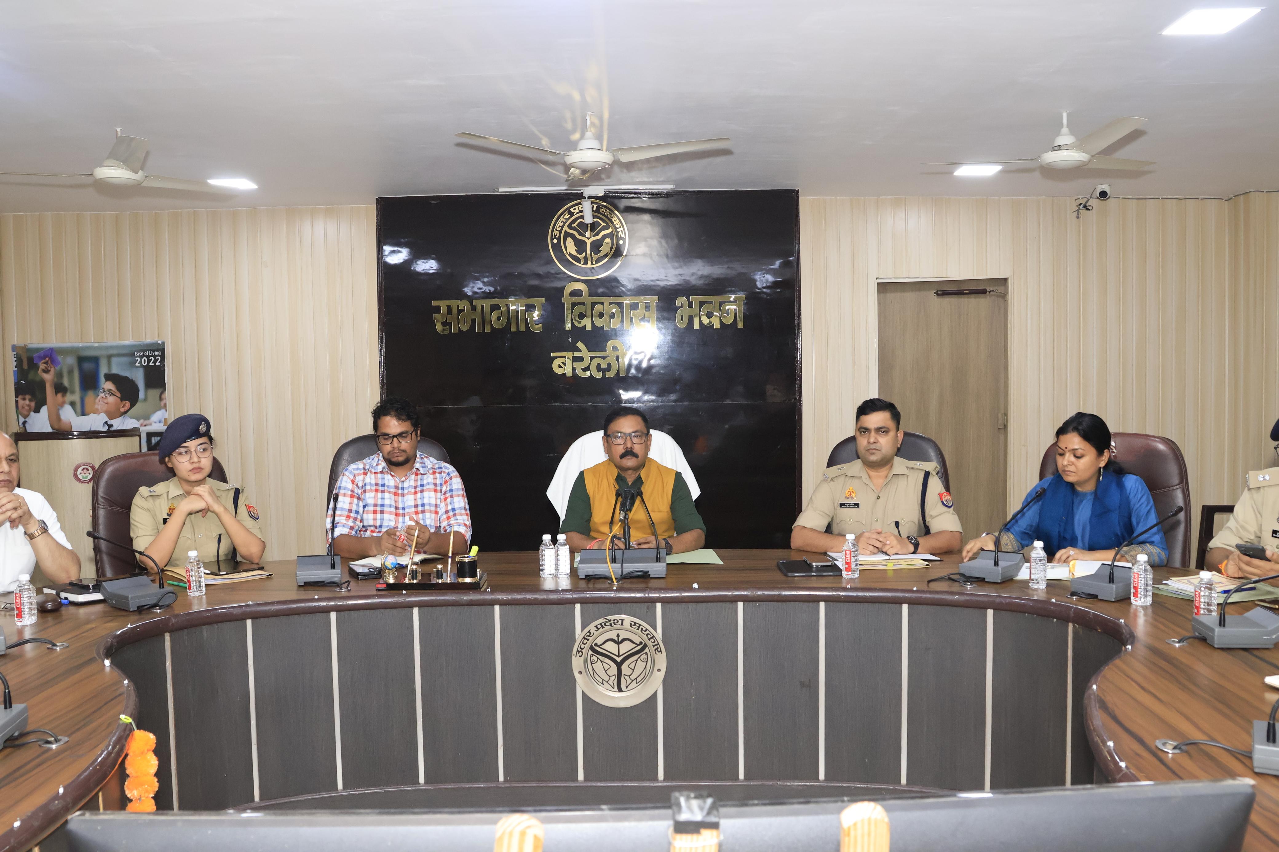 Breaking News- जिलाधिकारी ने आगामी त्यौहारों सकुशल और सौहार्दपूर्ण वातावरण में सम्पन्न कराने के उद्देश्य से पीस कमेटी की करी बैठक