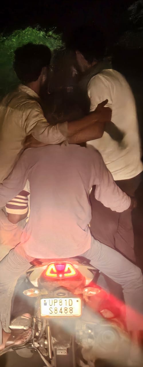 KASGANJ NEWS बाइक को बनाया  ऑटो, छह युवकों ने लटक कर की सवारी, यातायात नियमों की धज्जियां 