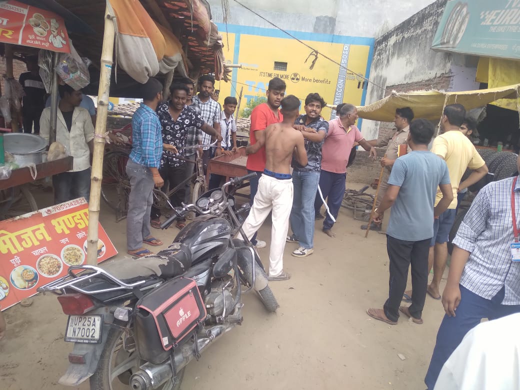 Bareilly-News:  बारादरी इलाके में हरूनगला शराब भट्ठी के सामने बवाल, छात्रों के दो गुटों में जमकर लात-घूंसे और डंडे चले
