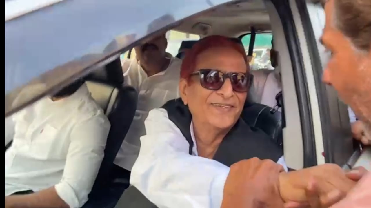 Rampur News:  सपा कार्यकर्ताओं को रोकने पर गुस्साए आज़म खान, बोले- आपका काम इंतजाम करना है, लोगों को परेशान करना नहीं 