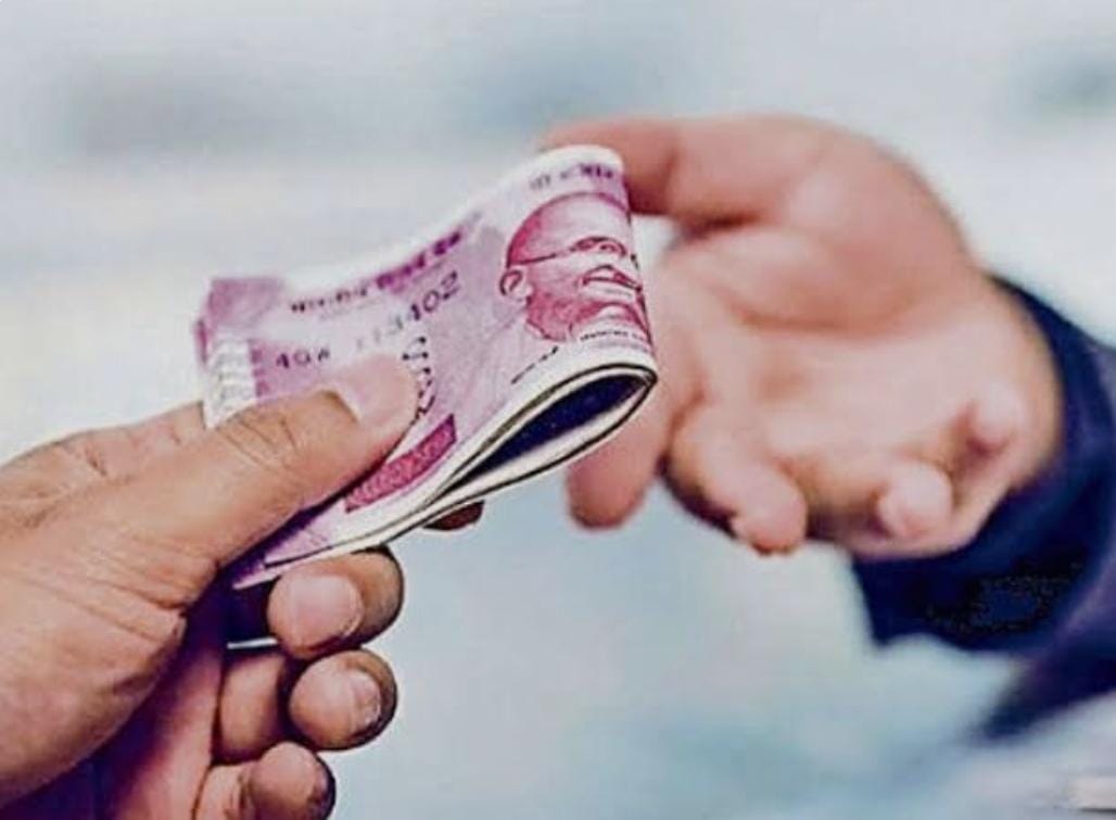 Bareilly News- रिश्वत लेते रंगेहाथ पकड़ा गया मानचित्रकार भेजा गया जेल सोमवार को एंटी करप्शन टीम ने सतर तहसील के गेट पर पकड़ा था