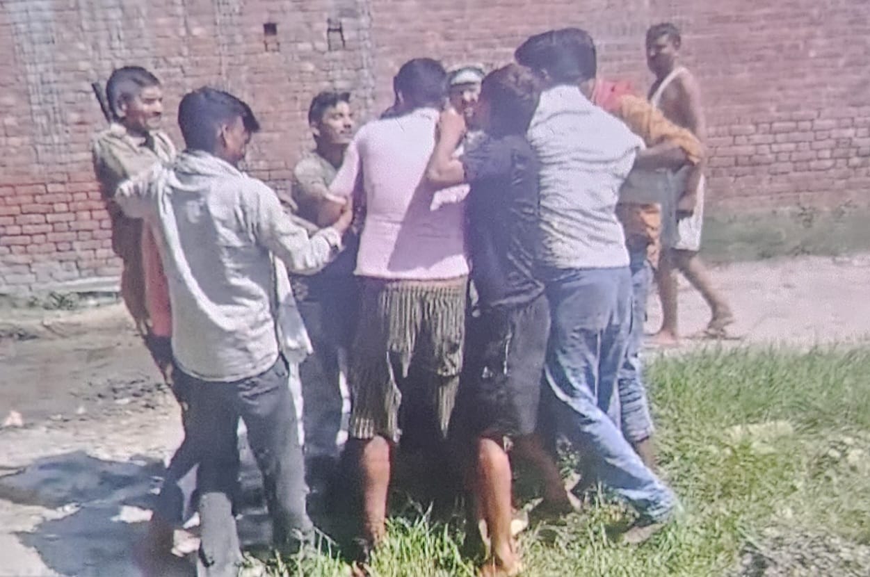 Kasganj news रिकवरी करने गये बैंक मैनेजर और स्टाफ से मारपीट, बंधक बनाकर लूटपाट का आरोप, वीडियो वायरल