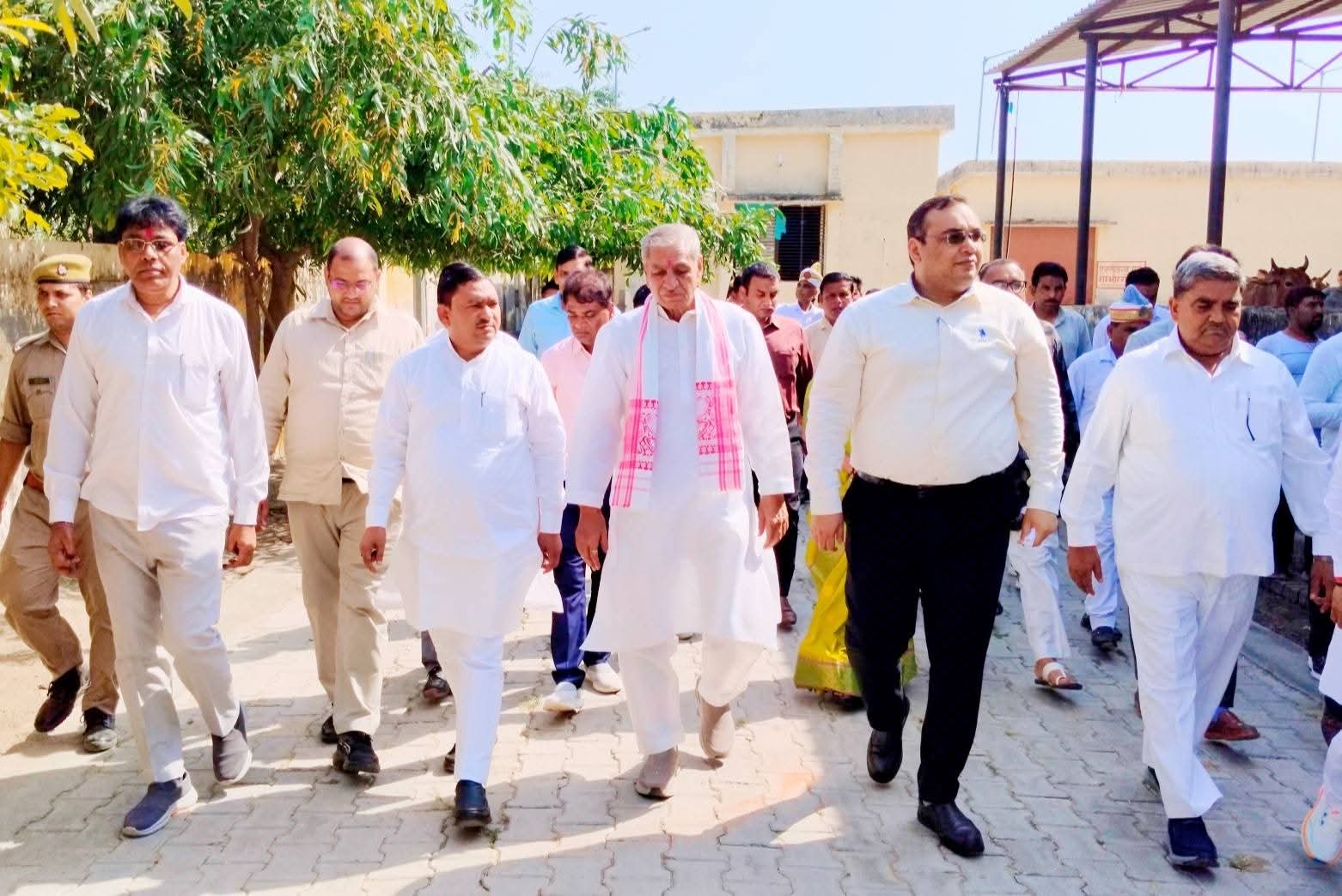 KASGANJ NEWS कासगंज में प्रभारी कैबिनेट मंत्री लक्ष्मी नारायण चौधरी ने की विकास कार्यों व कानून व्यवस्था की समीक्षा