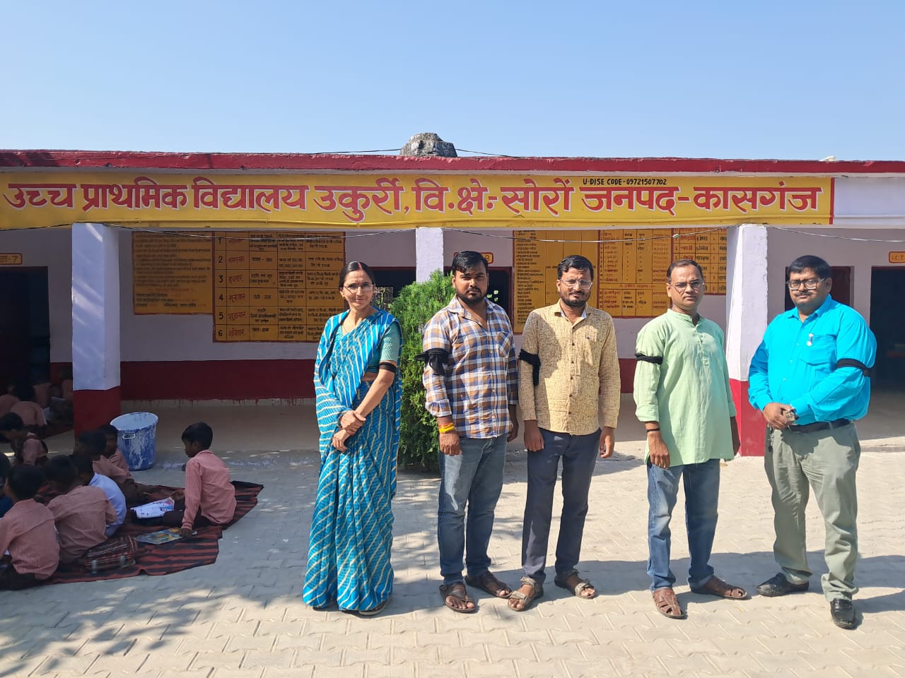 अनिवार्य टीईटी के विरोध में काली पट्टी बांधकर जारी रहा शिक्षण कार्य