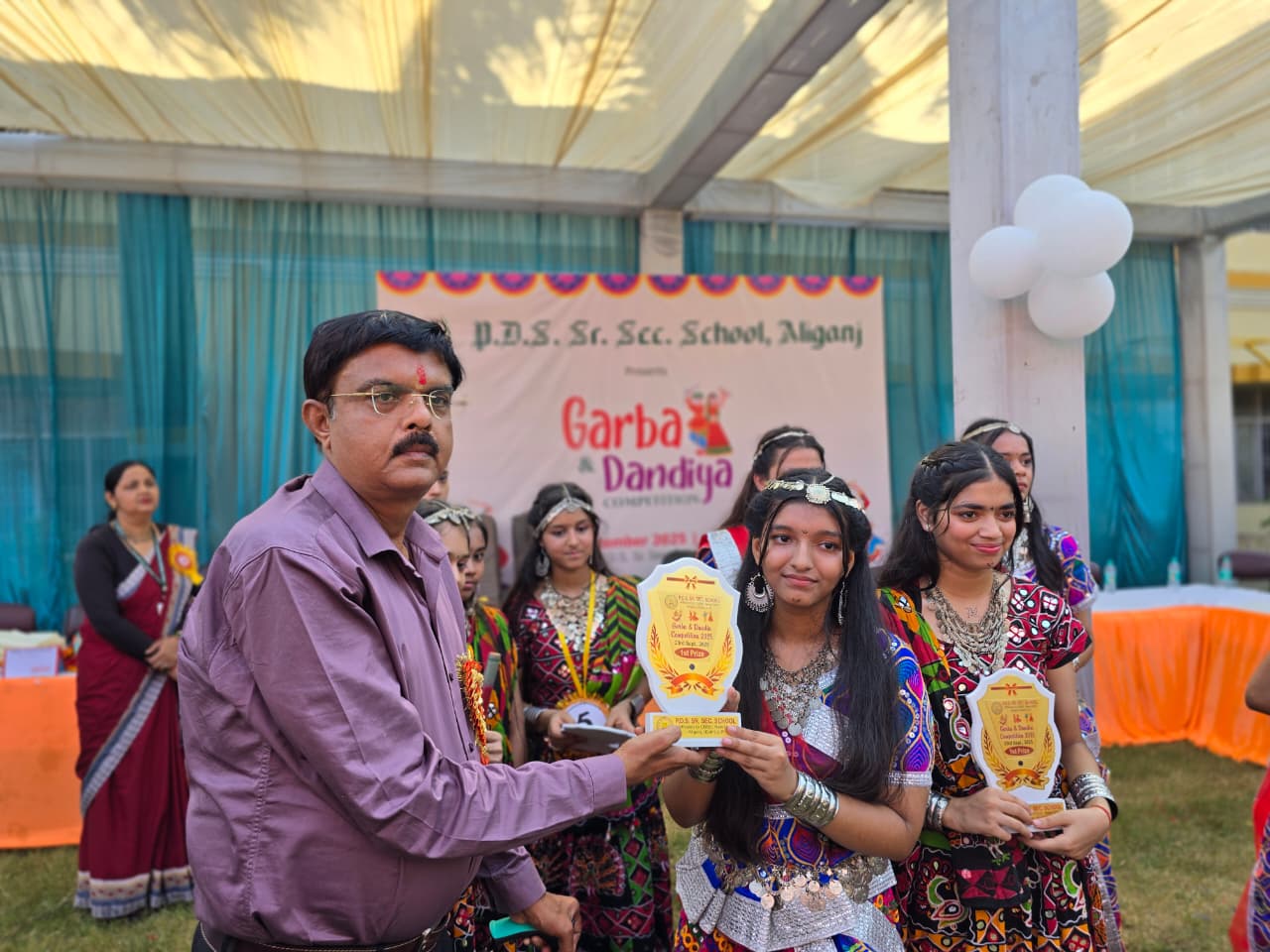 Eta-News: पीडीएस सीनियर सेकेंडरी स्कूल में गरबा और डांडिया नृत्य प्रतियोगिता का भव्य आयोजन